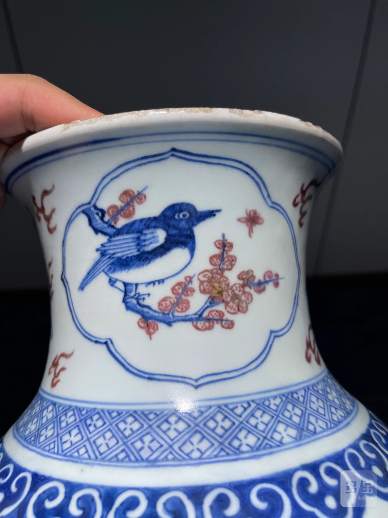 清乾隆 青花釉里红狮子绣球纹观音瓶 - 图7